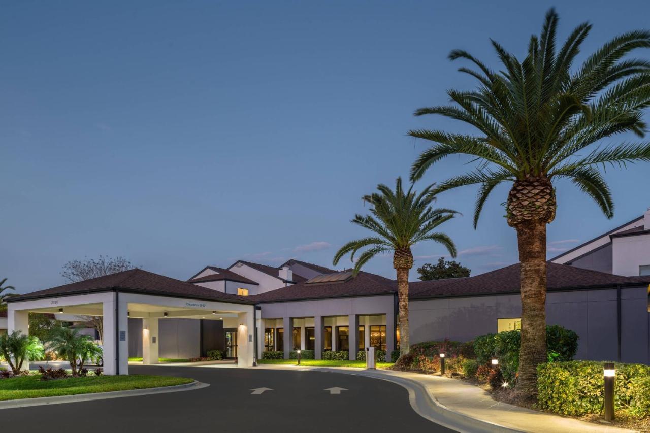 Отель Courtyard By Marriott Orlando Airport Экстерьер фото