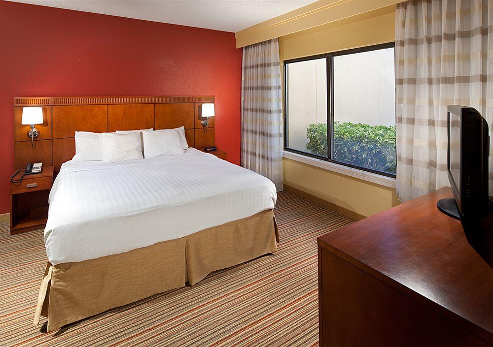 Отель Courtyard By Marriott Orlando Airport Экстерьер фото