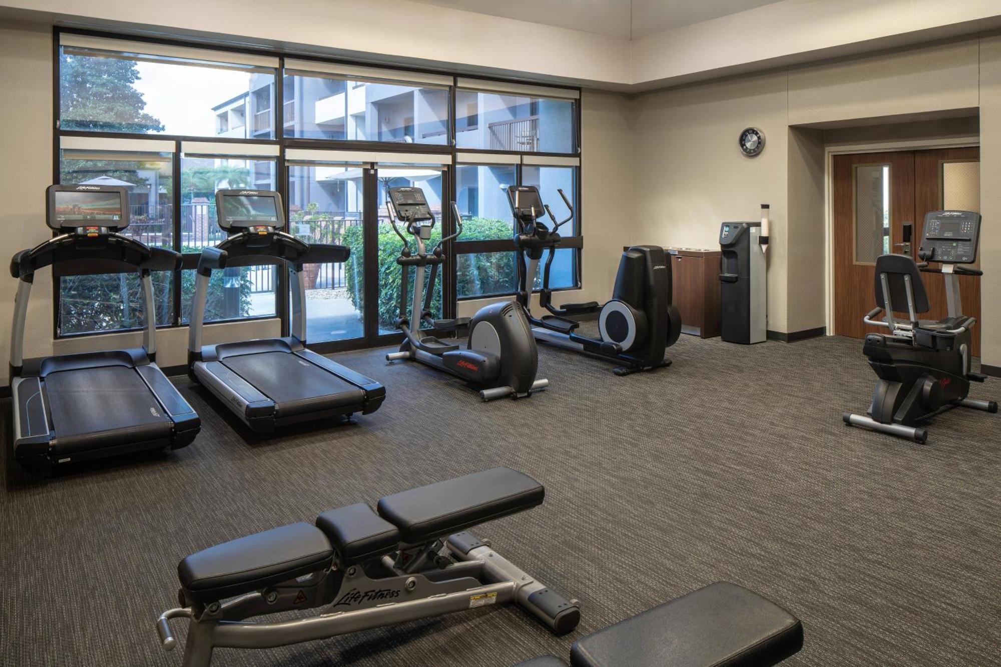 Отель Courtyard By Marriott Orlando Airport Экстерьер фото