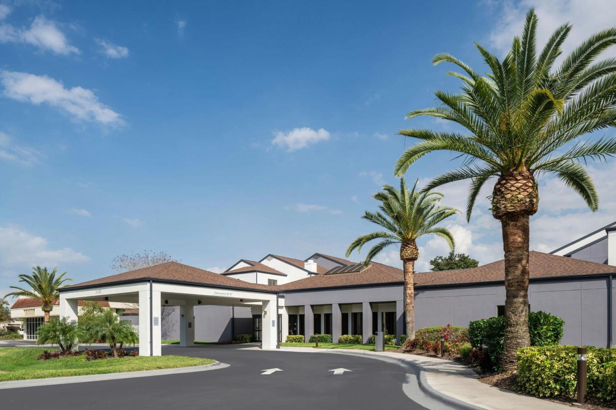Отель Courtyard By Marriott Orlando Airport Экстерьер фото