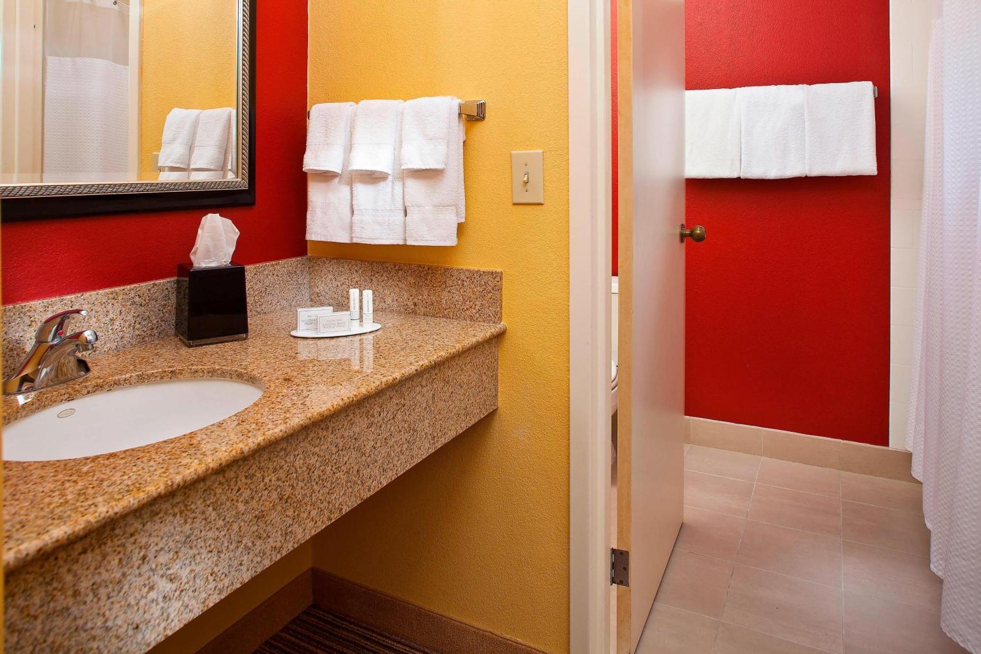 Отель Courtyard By Marriott Orlando Airport Экстерьер фото