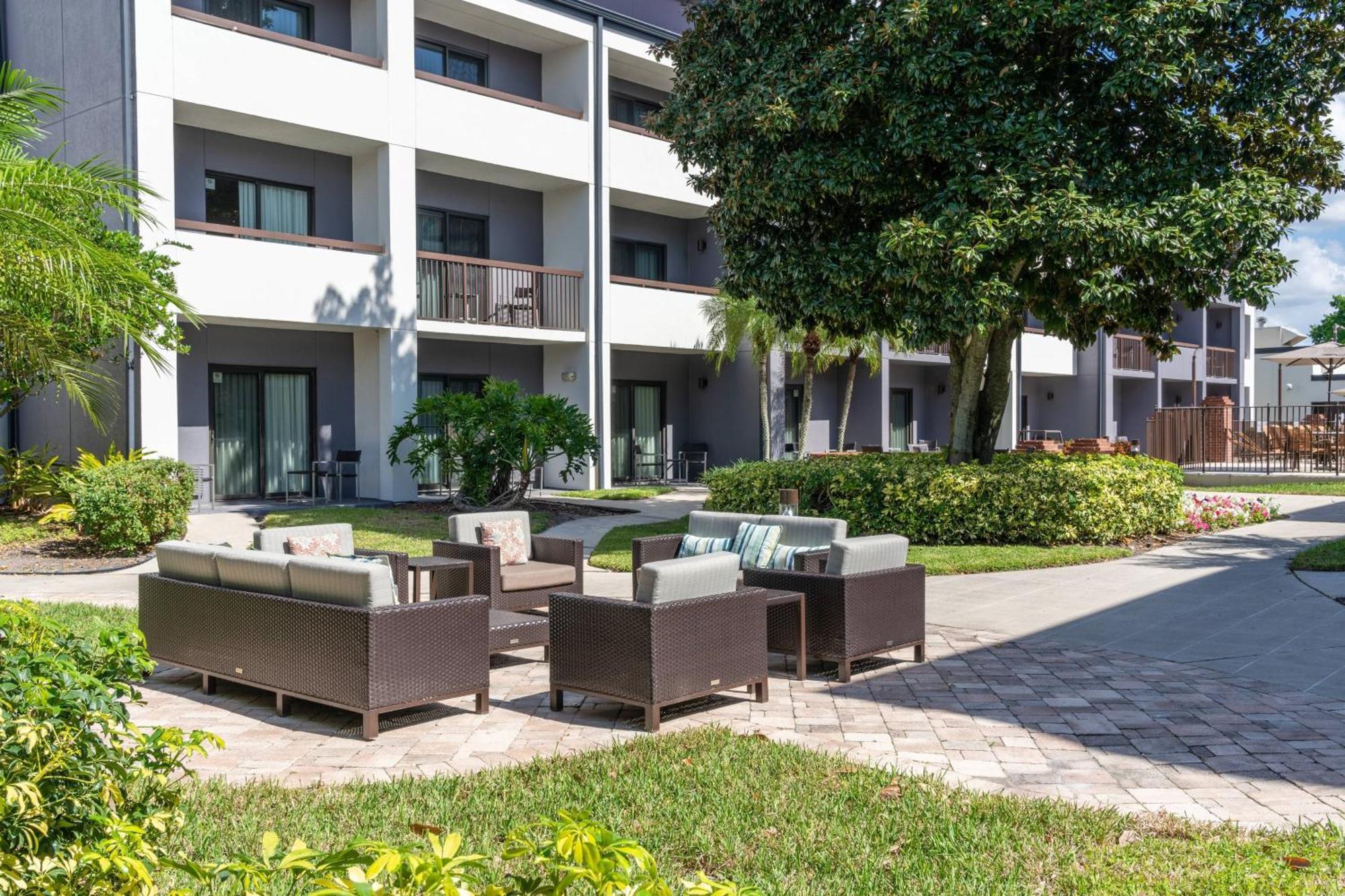 Отель Courtyard By Marriott Orlando Airport Экстерьер фото