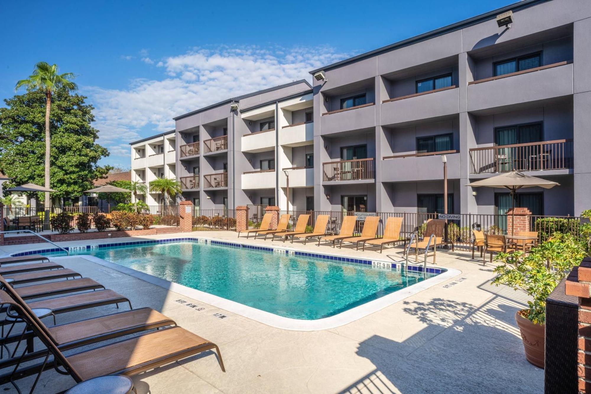 Отель Courtyard By Marriott Orlando Airport Экстерьер фото