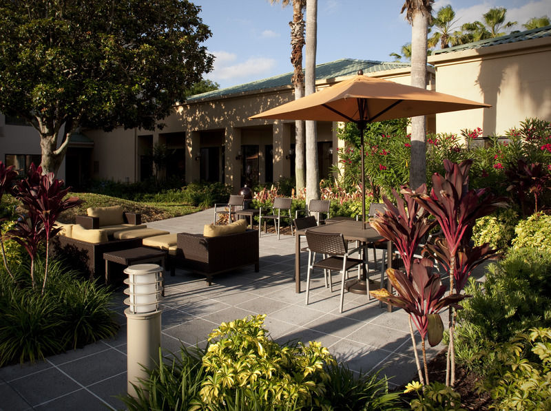 Отель Courtyard By Marriott Orlando Airport Экстерьер фото