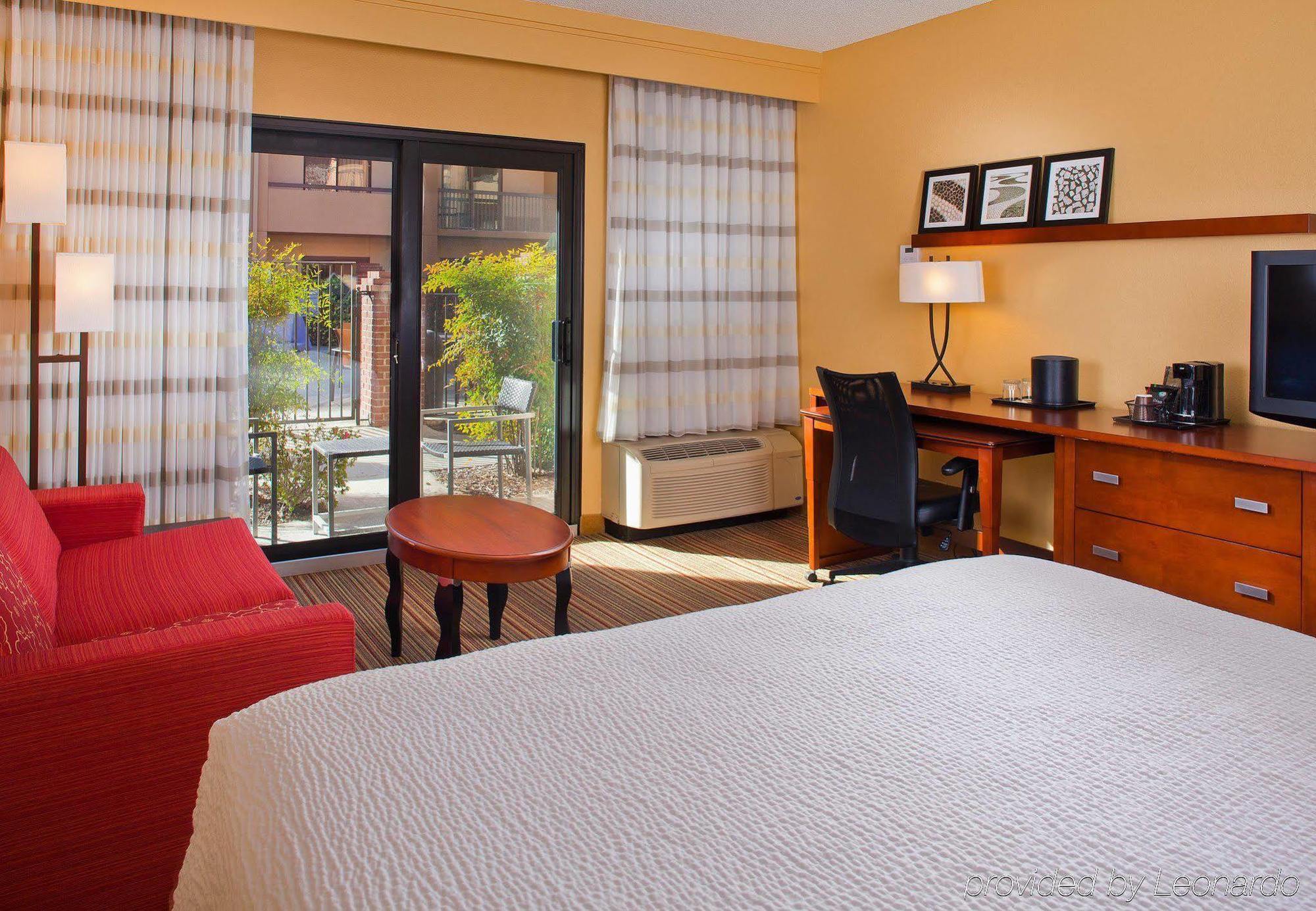 Отель Courtyard By Marriott Orlando Airport Экстерьер фото