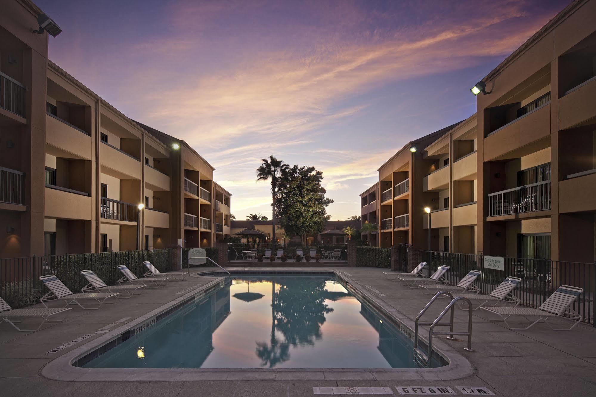 Отель Courtyard By Marriott Orlando Airport Удобства фото