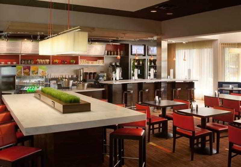 Отель Courtyard By Marriott Orlando Airport Экстерьер фото