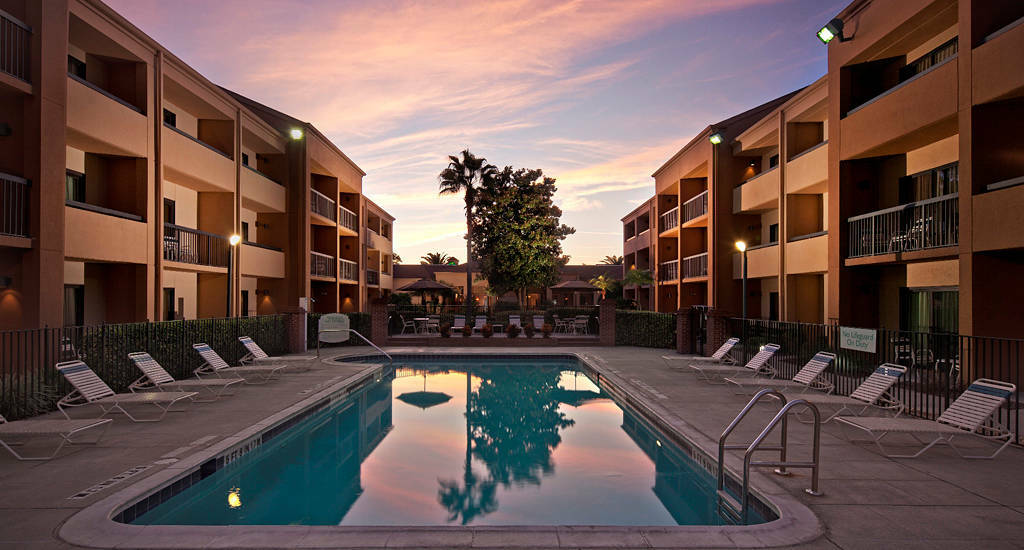 Отель Courtyard By Marriott Orlando Airport Экстерьер фото